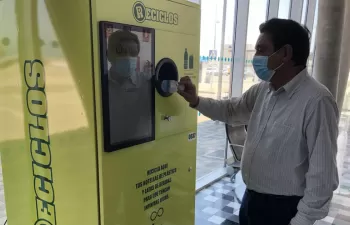 Ecoembes y Baleària impulsan el reciclaje con fines sociales en las estaciones marítimas de València y Dénia