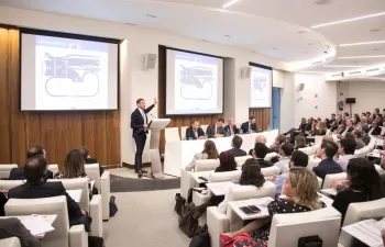 El sector del plástico y la administración debate sobre economía circular, reciclaje y abandono de residuos