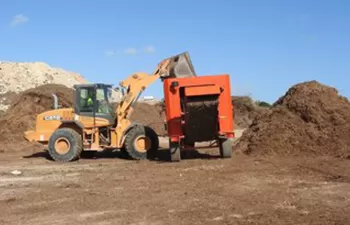 Comienza el reparto de restos de poda triturada por el campo de Formentera