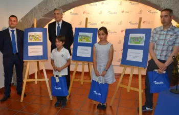 El Alcalde de Ávila entrega los premios del Concurso internacional de dibujo infantil de Aqualia