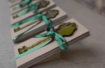Los ‘Municipios Hermanados por el Vidrio’ reciben una llave artesanal a partir de vidrio reciclado