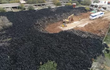 Avanza a buen ritmo el vaciado del depósito de neumáticos usados de Chiva