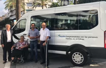 Aqualia se suma a la alegría de ADIFI tras recibir su nuevo vehículo adaptado