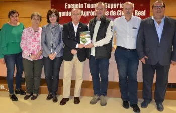 Cinco profesores de la UCLM participan en la publicación de un libro sobre contaminación de suelos