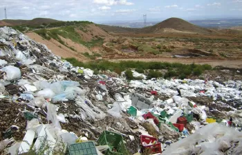 Clausuradas cinco escombreras incontroladas en los montes de Padrón