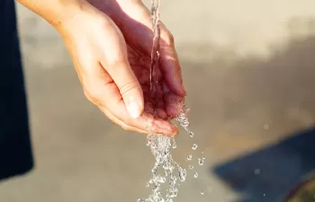 La OMS anima a investigar sobre la presencia de microplásticos en el agua potable