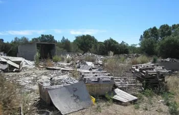 El ARC retira los residuos abandonados de una empresa de palets de Sant Martí Sarroca