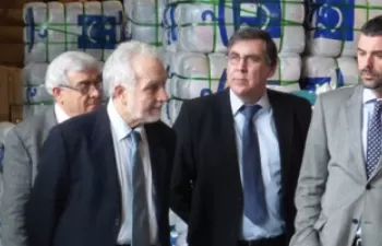 Santi Vila visita la planta de reciclaje textil de Roba Amiga en Sant Esteve Sesrovires, una de las más grandes de Europa