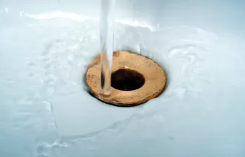 ¿Quién fija las condiciones de la concesión de los servicios de agua y el papel de las empresas operadoras?