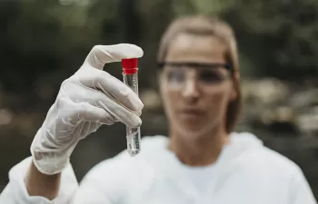 Siguiendo la pista de la COVID-19 en las aguas residuales