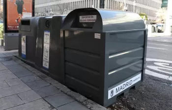 Madrid amplía el servicio de recogida de ropa usada