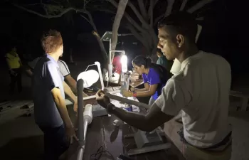 La iniciativa \'Un litro de luz\' diseña un kit de emergencia autosostenible para afectados por desastres naturales