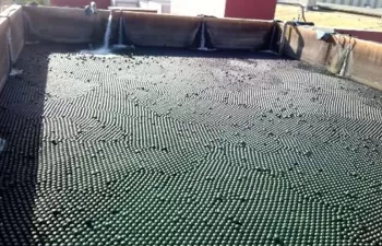 SUEZ instala el primer sistema para reducir la evaporación de agua en embalses industriales de España