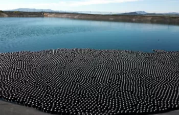 SUEZ realiza su primer piloto en España para reducir la evaporación de agua en balsas