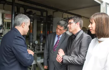 Egevasa y Diputación de Valencia presentan al embajador de Ecuador la potabilizadora que enviarán al país