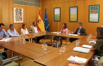 Liana Ardiles recibe las propuestas de Aguas de Ceuta para un Pacto Nacional del Agua
