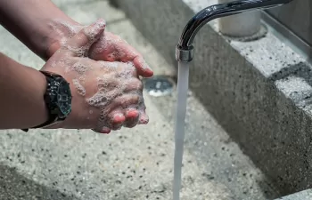 El Gobierno prohíbe el corte de suministro de agua, electricidad y gas natural