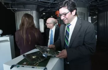 Chile presenta un programa de recuperación y reciclaje de equipos telefónicos