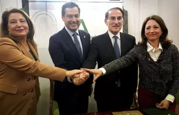 La Junta de Andalucía firma un convenio con empresarios para ser pioneros en eliminar las bolsas de plástico