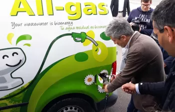 El Ministro Grande-Marlaska conoce los vehículos impulsados por el biogás que produce Aqualia en Chiclana