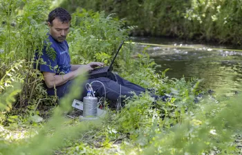 Foto de archivo de Rafael Marcé durante una salida de campo del área de Recursos y Ecosistemas del ICRA. Foto: ICRA