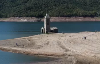 La iglesia del embalse de Sau, en Cataluña, emerge debido a la falta de precipitaciones