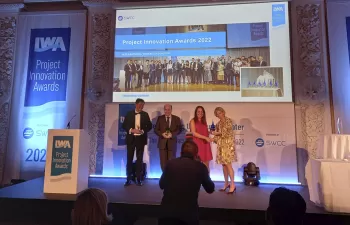 Celia Castro, responsable técnica del área Biofactoría y recuperación de recursos recogiendo el premio en la gala de los IWA Project Innovation Awards 2021-2022