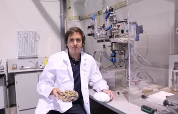 Un proceso pionero convierte residuos de almendras y mascarillas en biocombustible