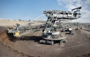 Una mina de tierras raras en Indonesia. Shutterstock / OlliverQueen