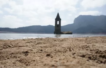 Pantano de Sau (Osona) con un bajo nivel de agua. Imagen: Toni Carbajo en Flicker.