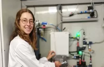  Laura Rovira en la planta piloto de electro-bioconversión del CO2 del LEQUIA